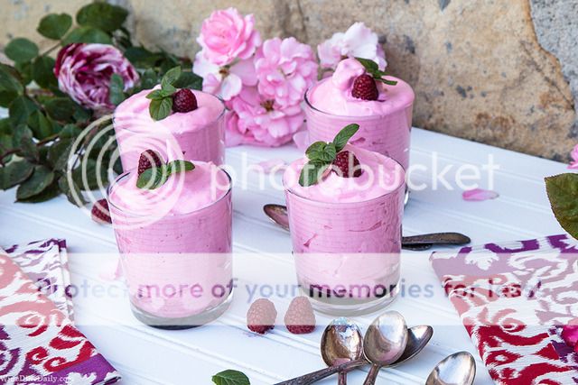 Raspbery nay còn gọi là phúc bồn tử tươi, trái cây giàu chất dinh dưỡng và chống lão hóa.